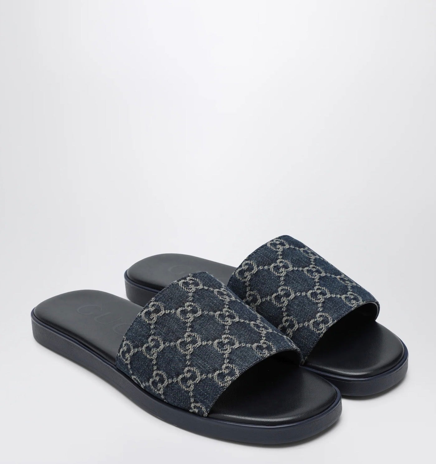 Gucci GG Slide Sandal (120)